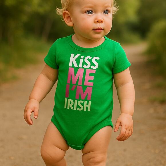 Old Navy Unisex Bodysuit Size 0-3 Months Kiss Me I'm Irish St. Patrick's Day NEW - Picture 1 of 7